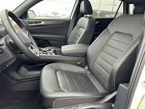 Certified 2025 Volkswagen Atlas Cross Sport SEL R-Line image 22