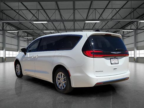 New 2026 Chrysler Pacifica Select image 3