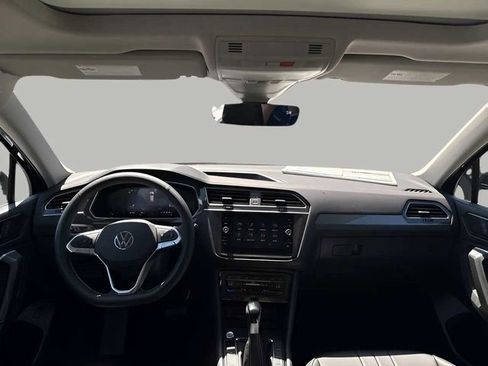 Certified 2024 Volkswagen Tiguan SE w/ Panoramic Sunroof Package image 6