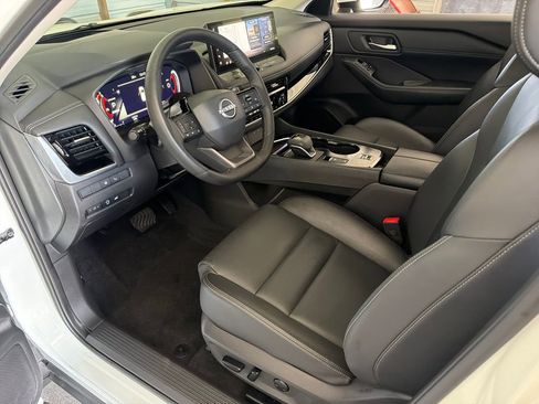 Used 2025 Nissan Rogue SL w/ Tech Package FWD image 2