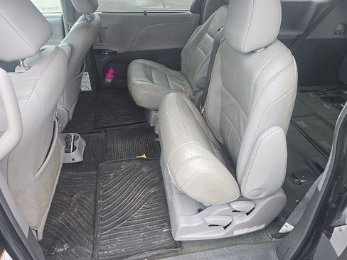 Used 2017 Toyota Sienna XLE Premium image 11