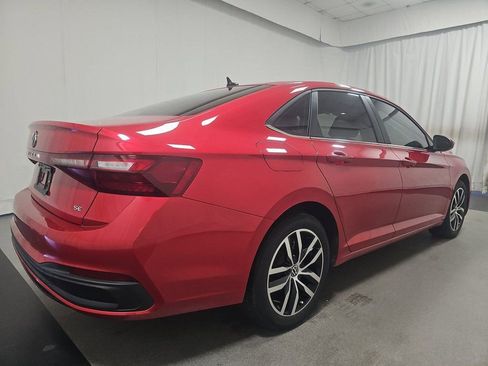 Used 2025 Volkswagen Jetta SE image 2