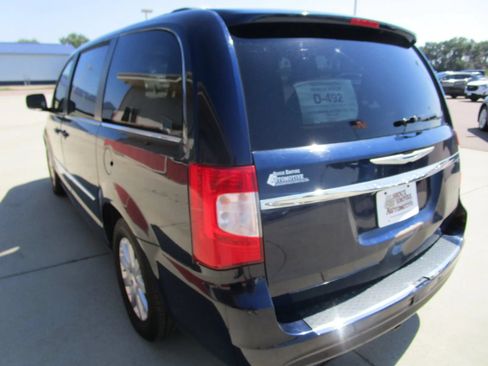 Used 2014 Chrysler Town & Country Touring FWD image 7