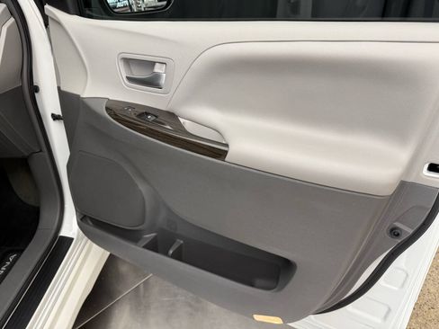 Used 2019 Toyota Sienna XLE w/ XLE Navigation Package AWD/4WD image 23