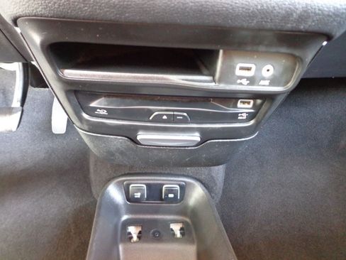 Used 2017 Chrysler Pacifica Limited w/ UConnect Theater Package FWD image 27