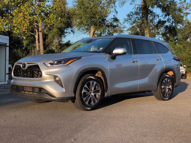 Used 2021 Toyota Highlander XLE FWD image 2