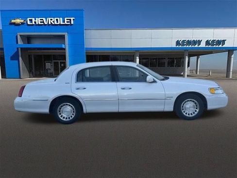 Used 2002 Lincoln Town Car Executive RWD image 2