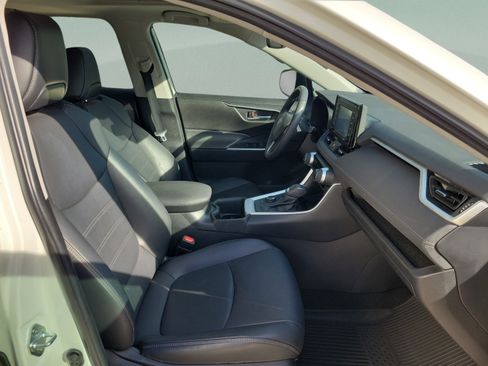 Used 2022 Toyota RAV4 XLE Premium AWD/4WD image 6