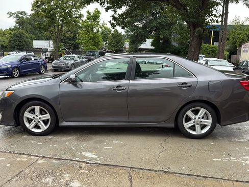 Used 2014 Toyota Camry SE w/ Moonroof Package FWD image 8
