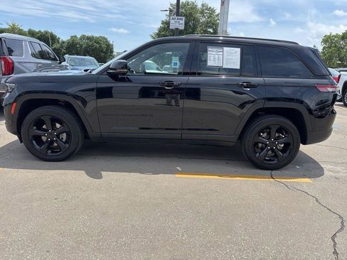 Used 2023 Jeep Grand Cherokee Altitude image 4