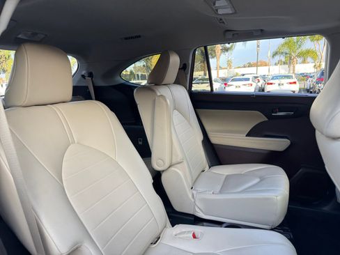 Used 2021 Toyota Highlander XLE image 20