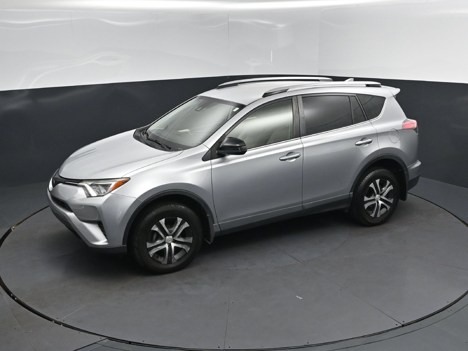 Used 2018 Toyota RAV4 LE FWD image 31