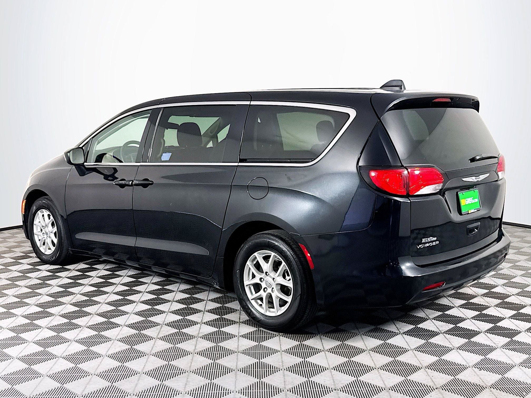 Used 2022 Chrysler Voyager LX FWD image 6