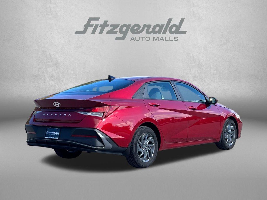 Used 2024 Hyundai Elantra SEL FWD image 8