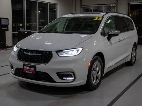 Used 2023 Chrysler Pacifica Limited image 3