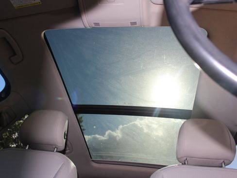 Used 2019 Volkswagen Tiguan SE w/ Panoramic Sunroof Package image 18