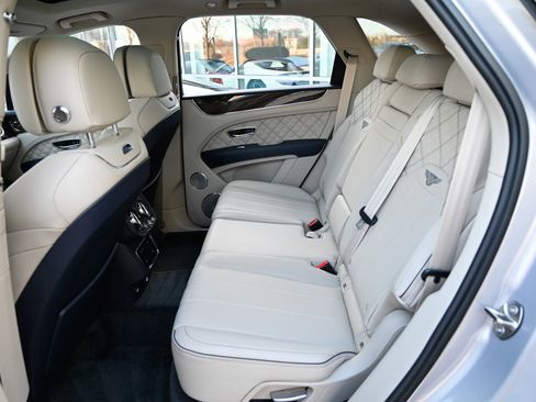 Used 2022 Bentley Bentayga image 37