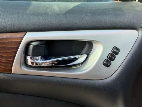 Used 2018 Nissan Pathfinder Platinum image 7