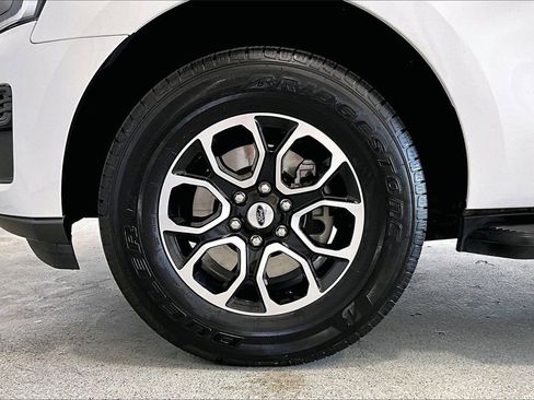 Certified 2023 Ford Expedition XLT image 8