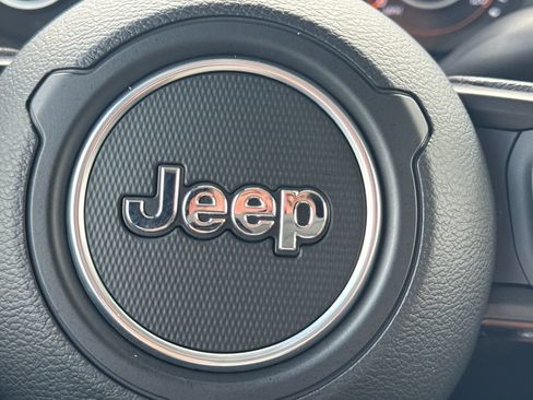 Used 2025 Jeep Gladiator Sport AWD/4WD image 27