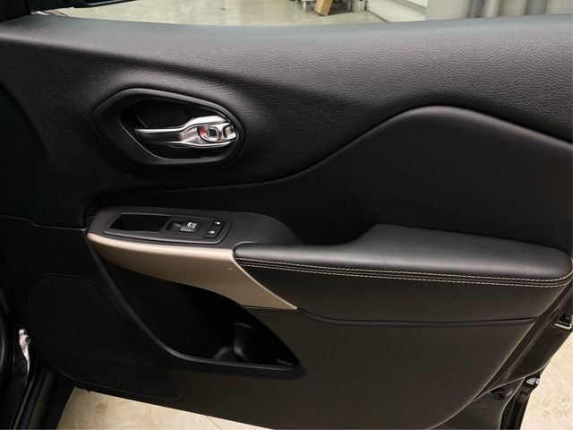 Used 2018 Jeep Cherokee Limited AWD/4WD image 26