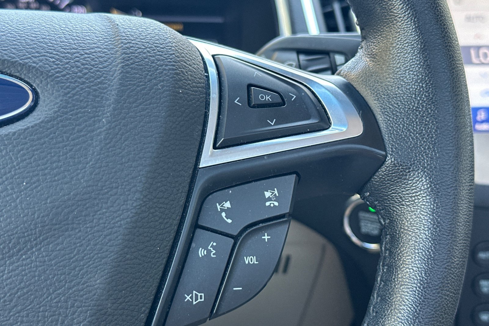 Used 2020 Ford Edge Titanium FWD image 37