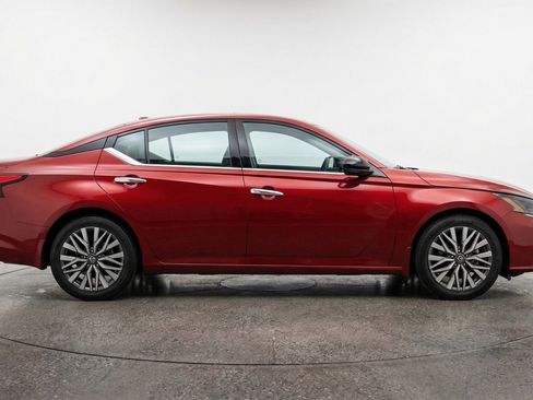 Used 2025 Nissan Altima 2.5 SV image 11
