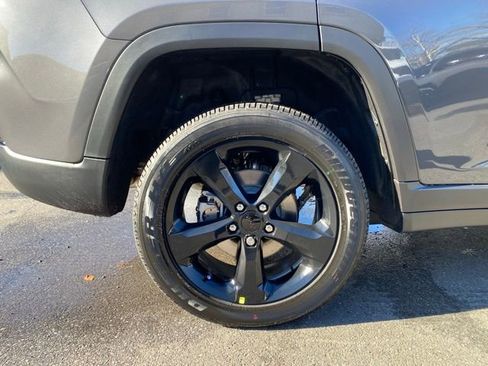 New 2025 Jeep Grand Cherokee Altitude image 18