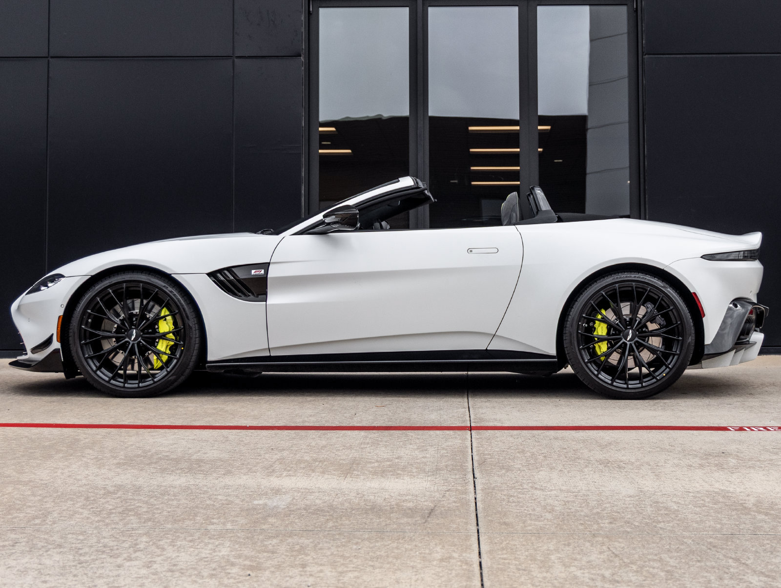 Used 2023 Aston Martin V8 Vantage Roadster RWD image 10