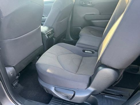 Used 2024 Toyota Highlander LE AWD/4WD image 11