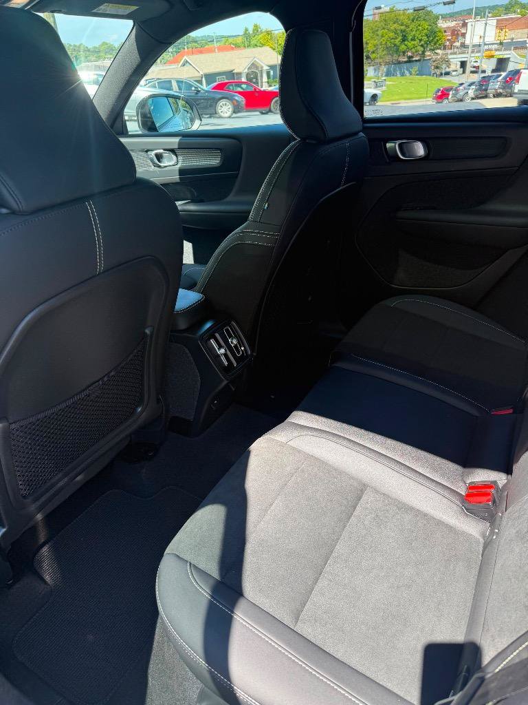 Used 2023 Volvo XC40 B5 Plus AWD/4WD image 19