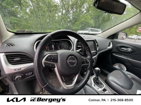 Used 2017 Jeep Cherokee Trailhawk AWD/4WD image 3