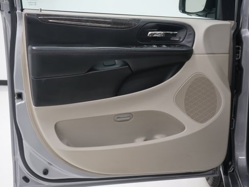 Used 2018 Dodge Grand Caravan SE w/ UConnect Hands-Free Group image 16