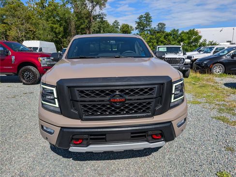 Used 2022 Nissan Titan PRO-4X w/ Pro-4x Convenience Package AWD/4WD image 8