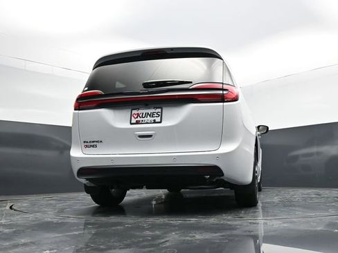 New 2026 Chrysler Pacifica Select image 57