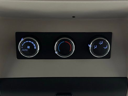 Used 2014 Chrysler Town & Country Touring image 5