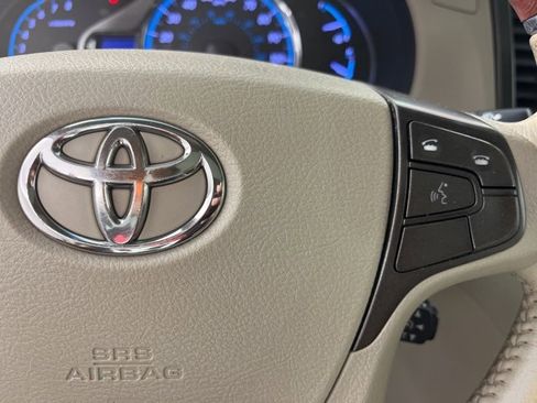 Used 2011 Toyota Sienna Limited image 10