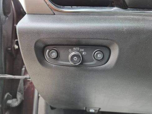 Used 2021 Chevrolet Traverse LT FWD image 19