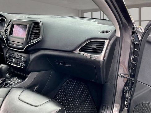 Used 2019 Jeep Cherokee Latitude Plus w/ Cold Weather Group AWD/4WD image 17