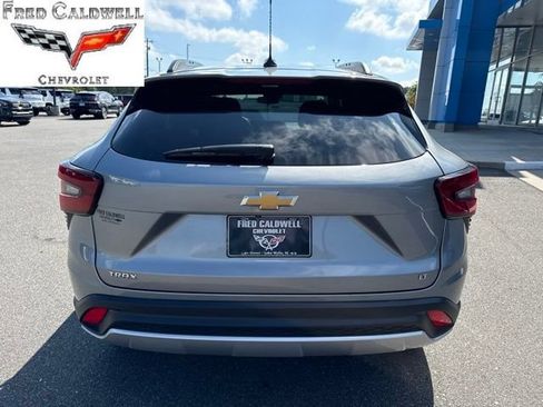 Used 2024 Chevrolet Trax LT FWD image 5
