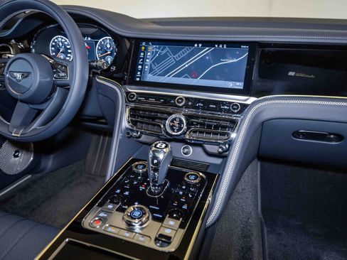 Used 2024 Bentley Flying Spur V8 image 30