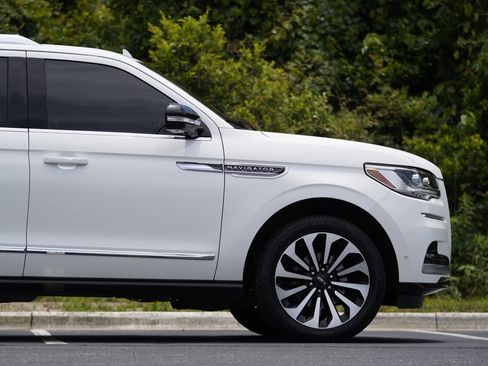 Used 2023 Lincoln Navigator L Reserve RWD image 6