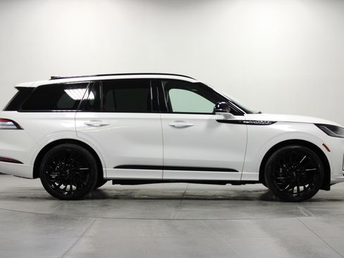 Used 2025 Lincoln Aviator Reserve w/ Luxury Package image 3