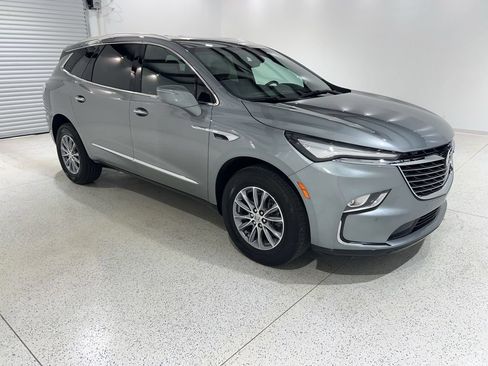 Used 2024 Buick Enclave Essence w/ Technology Package FWD image 7
