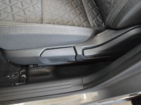 Used 2025 Nissan Kicks SV AWD/4WD image 29