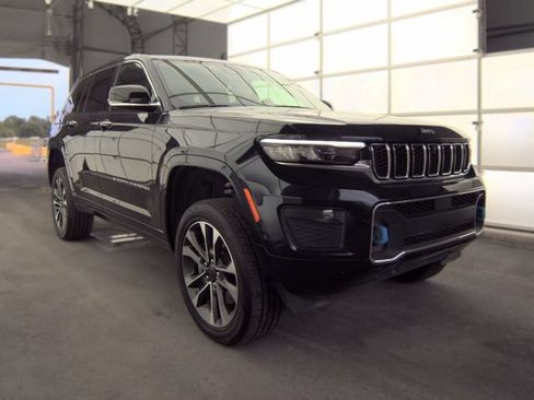 Used 2024 Jeep Grand Cherokee Overland w/ Advanced Protech Group III AWD/4WD image 3