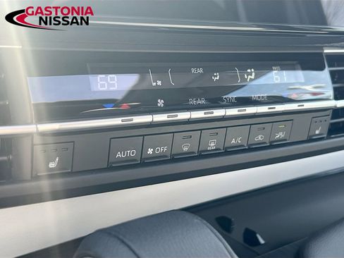 Used 2025 Toyota Sienna XLE image 21