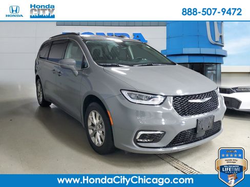 Used 2022 Chrysler Pacifica Touring-L AWD/4WD image 1