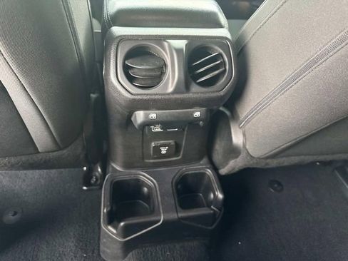 Used 2018 Jeep Wrangler Unlimited Sahara w/ Uconnect 4C Nav & Sound Group image 17