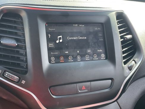 Used 2019 Jeep Cherokee Latitude w/ Popular Appearance Group image 5